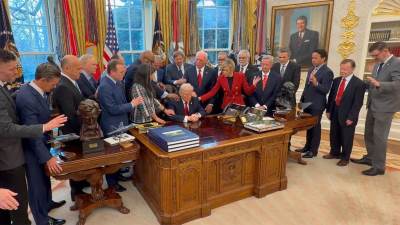  Grupna molitva za Donalda Trampa: Jedna od najbizarnijih scena iz Bijele kuće ikad, pojavio se snima 