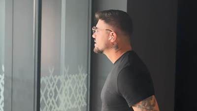  MC Stojan stigao u Beograd nakon nastupa: Razgolitio se u majici, pa pobjegao od medija (Video) 