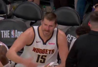  Nikola Jokić urlao na saigrače na klupi 
