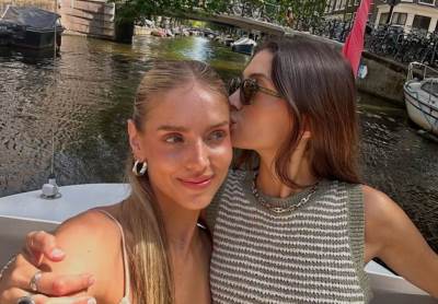  Karićka objavila slike kako se ljubi s djevojkom u radnji 