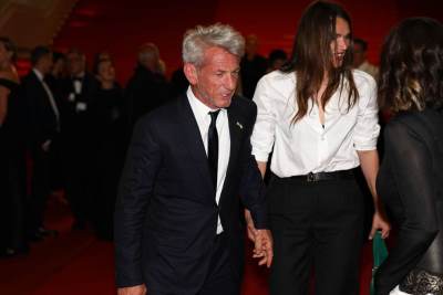  Šon Pen nije došao na Oskare zbog 35 godina mlađe za koju misle da mu je sin 