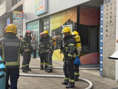  Bačen Molotovljev koktel na kafić na Vračaru: Plamen progutao lokal, kamere snimile napadača 