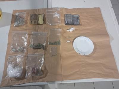   Uhapšene dvije osobe u Podgorici, pronađeni kokain, marihuana, drobilice i kese za pakovanje 