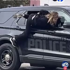  Filmsko bjekstvo u Mičigenu: Žena pobjegla policiji kroz prozor patrolnog vozila 