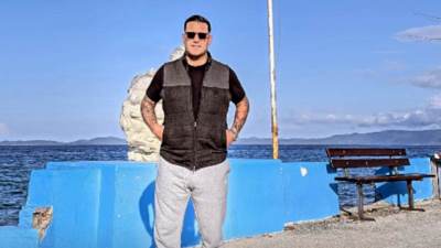  Darko Lazić sa mužem Ane Sević i Kaporom napustio Srbiju: Otišli na sveto mjesto, pa odao počast pokojnom bratu 