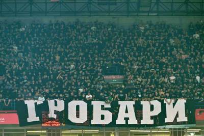  Grobari topovskim udarom gađali ljude sa djecom, roditelji sklanjaju najmlađe 