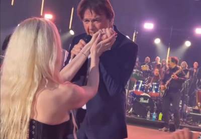  Čola izveo zgodnu plavušu u korsetu na binu, znate li ko je ona? Bila dve godine u vezi s njegovim k 