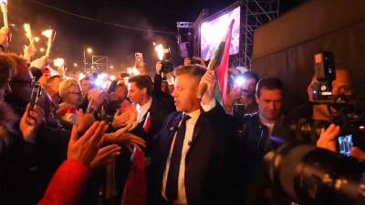  Opšte slavlje u Budimpešti: Peter Mađar sa zastavom ušao u masu, u toku pobjednički govor 