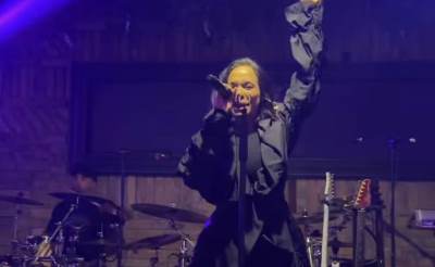  Haos na nastupu trudne Edite Aradinović, hitno prekinuta svirka: U klub bačen suzavac, pjevačica se  