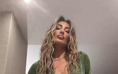  Senidah se fotkala u gola u tuš kabini 