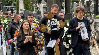  Lovernj nosio krst na sahrani Vujoševića, navijači pjevali 