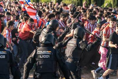  Brutalna tuča policije i navijača u Madridu: Sijevali pendreci pred četvrtfinale Lige šampiona 