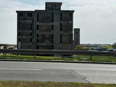  Mladić pao sa 30 metara visine na cigle 