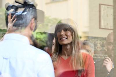  Profitirala kroz sredstva 15.000 eura? Supruzi premijera Španije prijeti 10 godina zatvora 