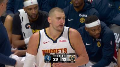  Jokića tukli po nosu i gurali, a onda se naljutio: Tripl-dabl mašina ne staje ni u plej-ofu 