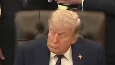  Rugao se Bajdenu, pa mu se desilo isto: Tramp zaspao usred sastanka u Bijeloj kući 