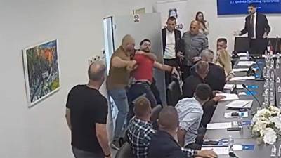  Žestoka tuča među odbornicima usred sjednice: Drama u BiH, pojavio se bizaran snimak 