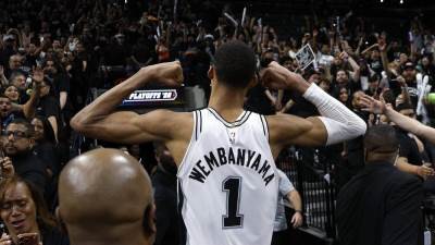  Vembanjama pokazivao mišiće i zaprijetio Jokiću: Ako Denver napravi čudo, čeka nas sudar titana 