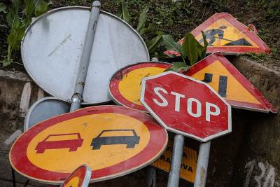  Noću mijenjao saobraćajne znakove na raskrsnicama 