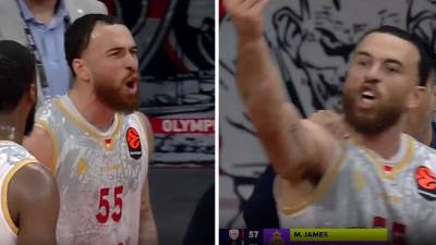  Majk Džejms bijesnio i pokazivao sudiji da uzima novac 