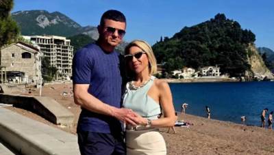  Jovana Jeremić i Tigar razmenjuju nežnosti na crnogorskom primorju 