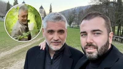  Čeda Jovanović i Aca Kos drže se za ruke u blatu za Prvi maj 