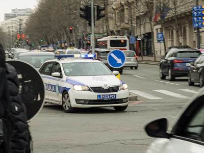  Muškarac prijetio sjekirama, napao djevojku, pa policajcima pokušao da otme pištolj 