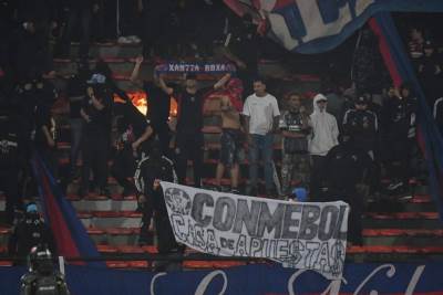 Huligani zapalili svoj stadion: Nestvarne scene u Medeljinu, upali na teren i pravili haos 