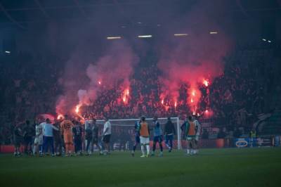  Skandal u Sloveniji: Prekinut najveći derbi, navijači napravili haos 