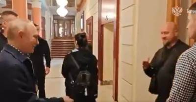   Putin snimljen u nesvakidašnjoj situaciji: Otkriveno ko je misteriozni čovjek sa kojim se rukovao 