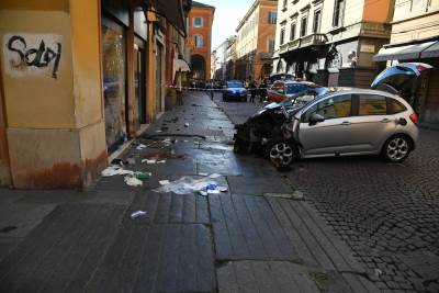  Vozač se zabio u pješake pa izbo osobu koja ga je pokušavala zaustaviti 