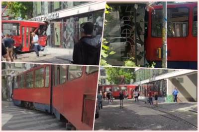  Jeziv prizor u centru Beograda: Tramvaj iskočio iz šina i zakucao se u zgradu 