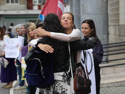  Katarina Radivojević ispred suda sa transparentom: Došla kao podrška Danijeli Štajnfeld na ročište s 