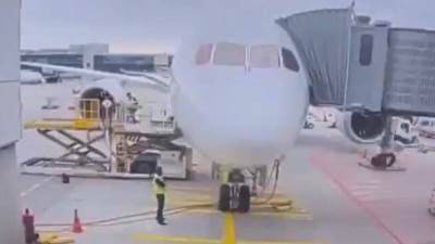  Nestvaran snimak sa aerodroma: Avionu u Frankfurtu pukao prednji stajni trap, završio je nosom na zemlji (Video) 