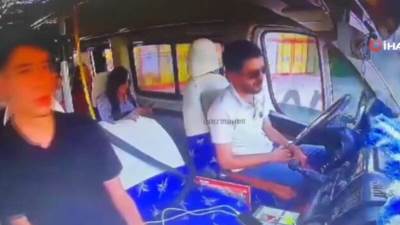  Isplivao dramatičan snimak nesreće: Vozač zaspao za volanom, autobus pun putnika zakucao se u zid (Video) 
