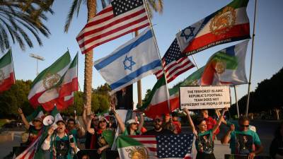  Sačekuša za Iran na Mundijalu: Mahali ispred njih zastavama Amerike, Izraela i simbolom koji je zabr 