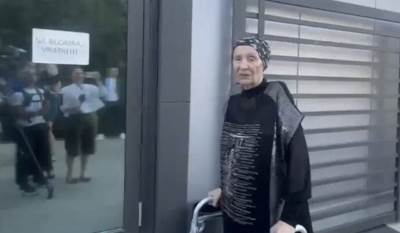  Lepa Lukić prvi put u javnosti nakon što je pala u prodavnici 
