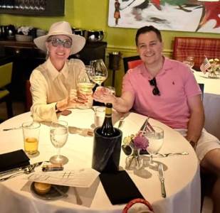 Lepa Brena nazdravlja sa vanbračnim sinom Miroslava Ilića 