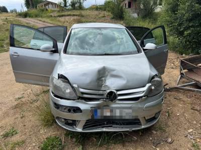  Krivična prijava protiv tri maloljetnika: Osumnjičeni da su ukrali vozilo i slupali ga 
