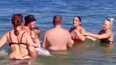  Žene se potukle pred djecom nasred plaže 