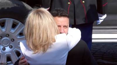  Svi pričaju o ovom trenutku sa vojne parade: Susret Brižit Makron i Zelenskog privukao pažnju (Video) 
