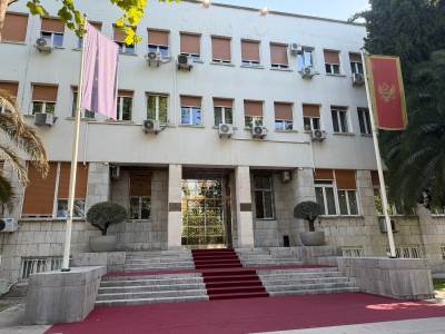  Privatna ograda ispred državnih institucija: Plaćaju li građani njen zakup? Uprava policije ćuti 