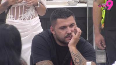  Haos na mrežama zbog diplome Asmina Durdžića: Oglasio se profesor, tvrdi da je falsifikat (Foto) 