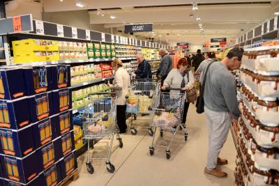  Čovjek vozio zmiju u kolicima u supermarketu 