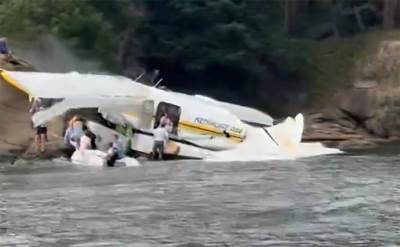  Srušio se avion kod Sijetla: Vatra progutala olupinu, djelovi razbacani po stijenama i moru 