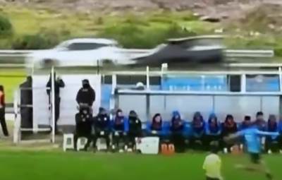  Bizarno: Igrač ispucao loptu van terena i izazvao saobraćajnu nesreću!? 