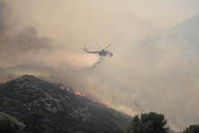  Veliki požar na poznatom ostrvu u Grčkoj: Hitno podignuti avioni i helikopteri, građanima stiglo upo 