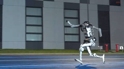  Zastrašujući napredak kineskih humanoidnih robota: Novi model trči brže od Juseina Bolta 