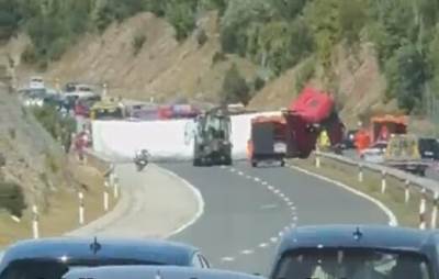  Kamion se prevrnuo preko sve tri trake na A1: Kolona duža od 12 kilometara 