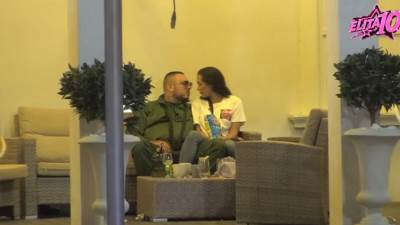 Pao poljubac Laure i Cara, osamili se ispod trema: Prešao preko svojih riječi pa joj otkrio šta plan 